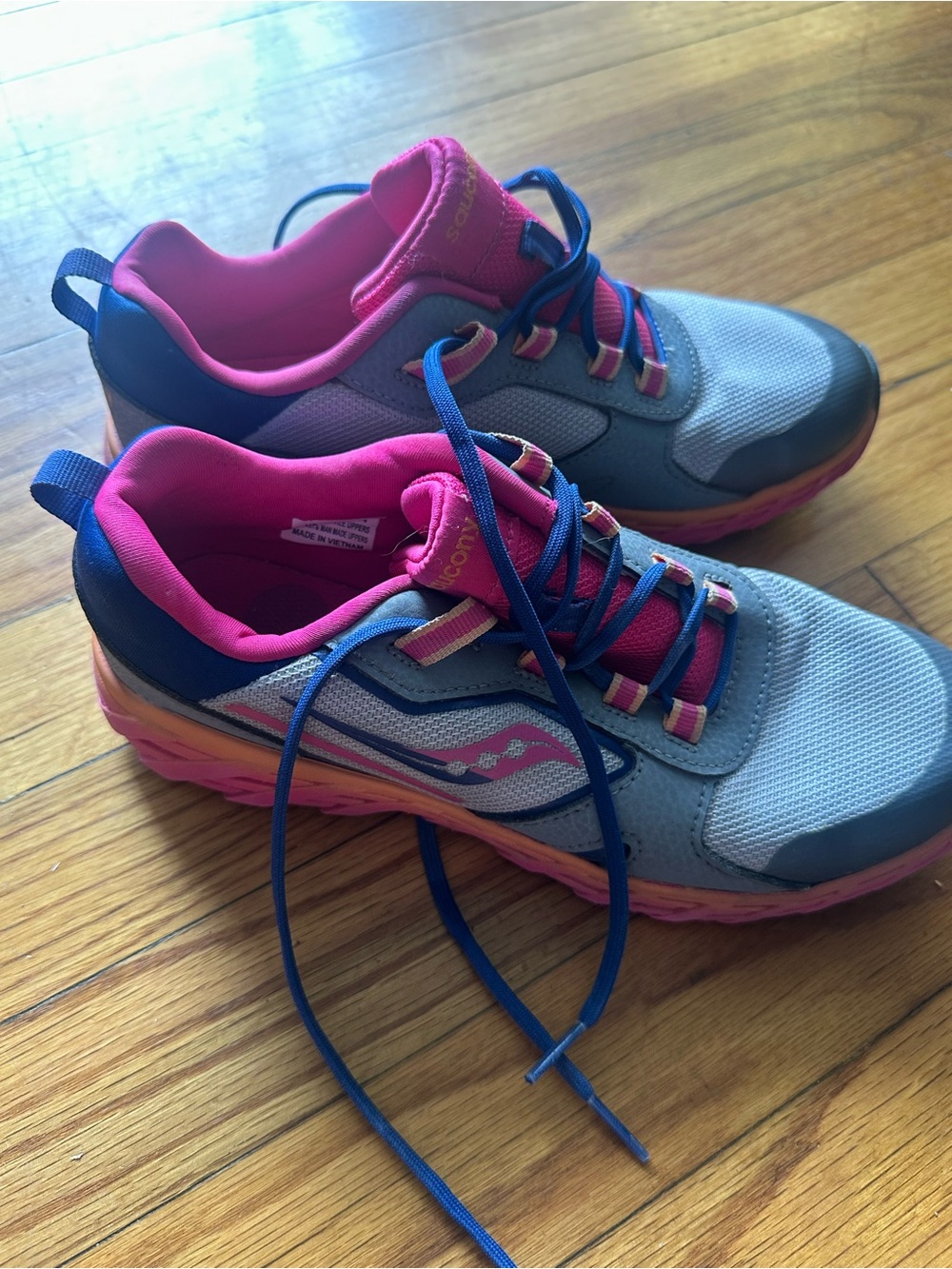 Saucony Wind Shield 2.0 Gray Pink Running Shoes Blue Laces Women’s Size 5M